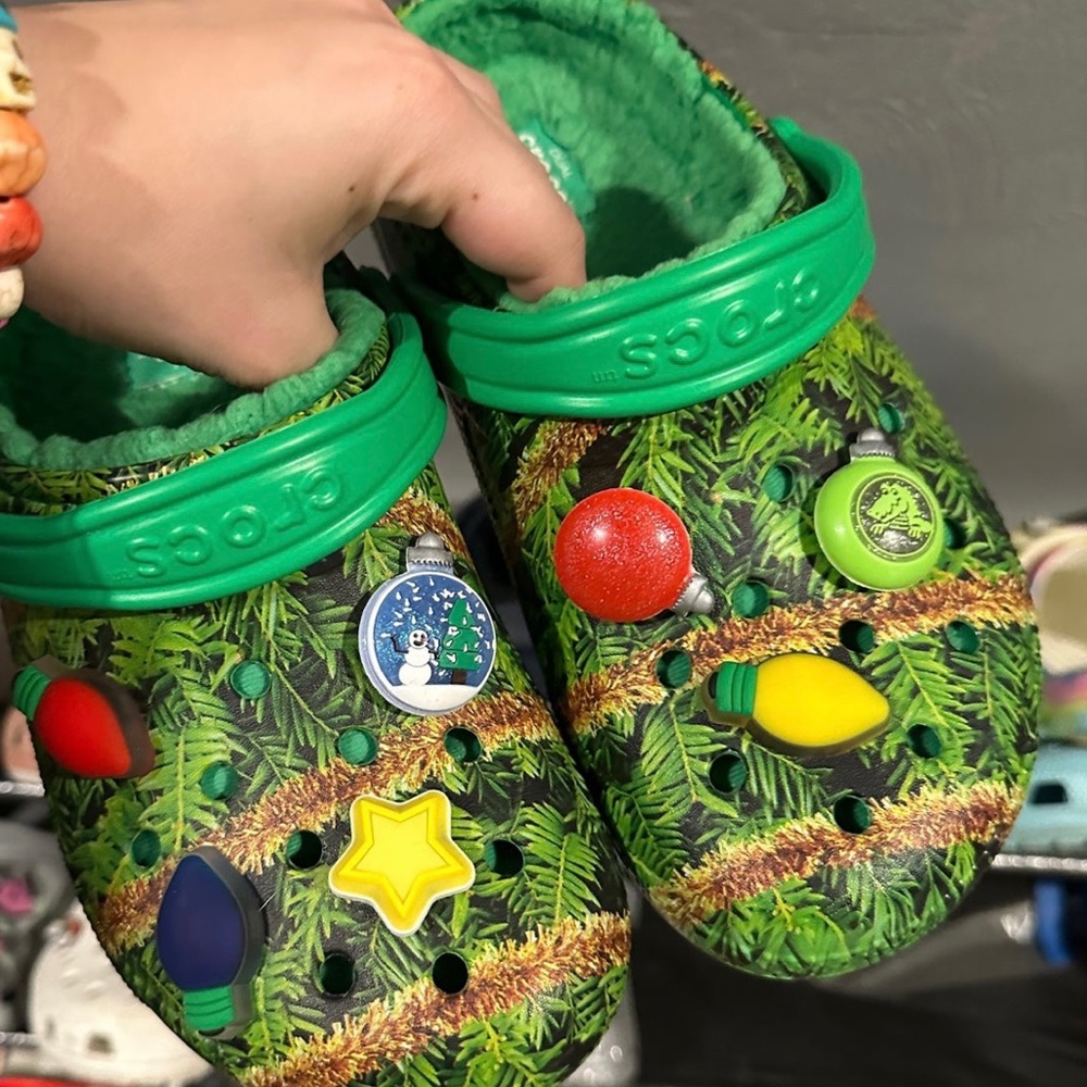 ISO. These are not for sale. I’m looking for these.Christmas tree